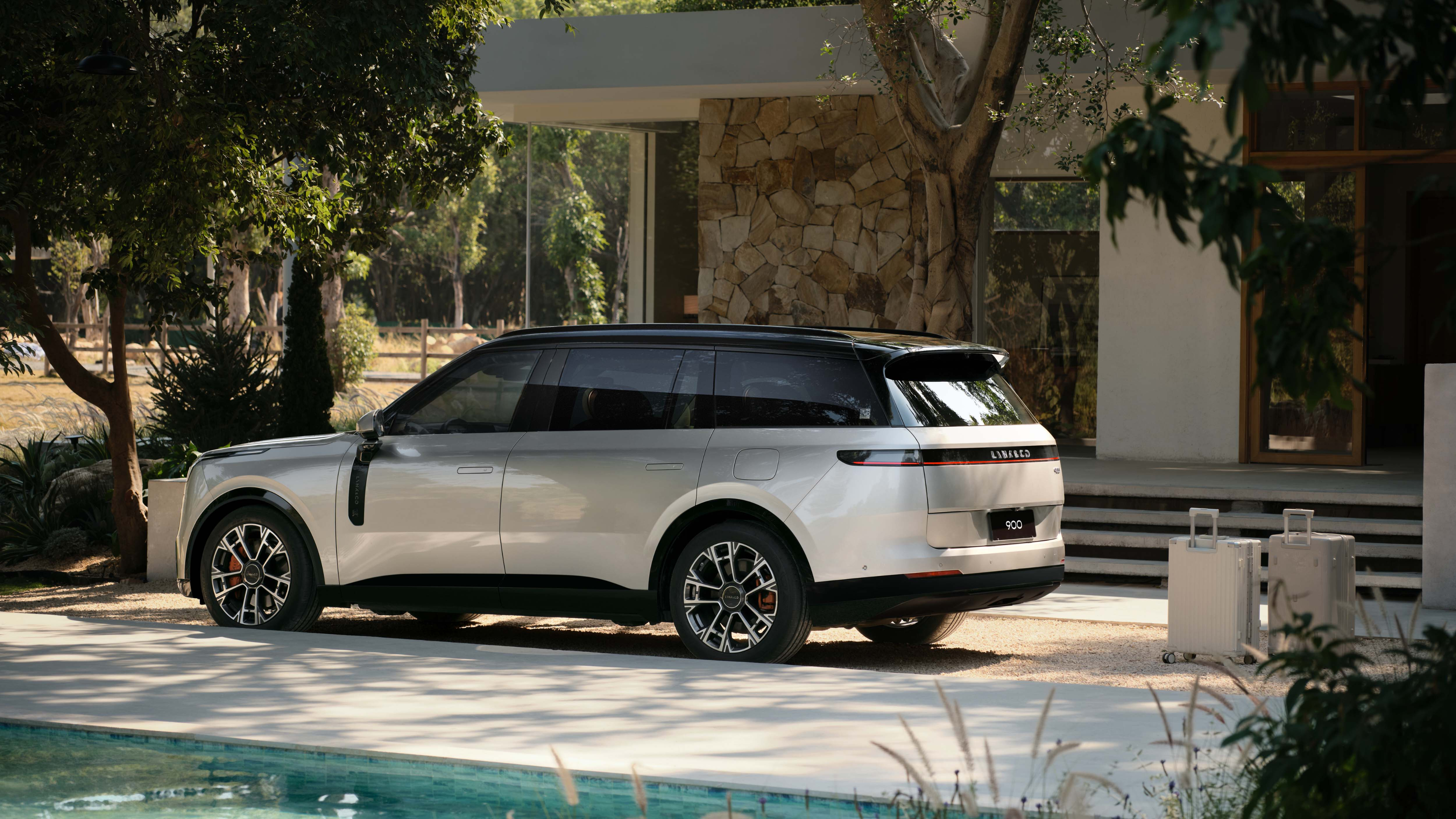 Lynk & Co 900 hero shot