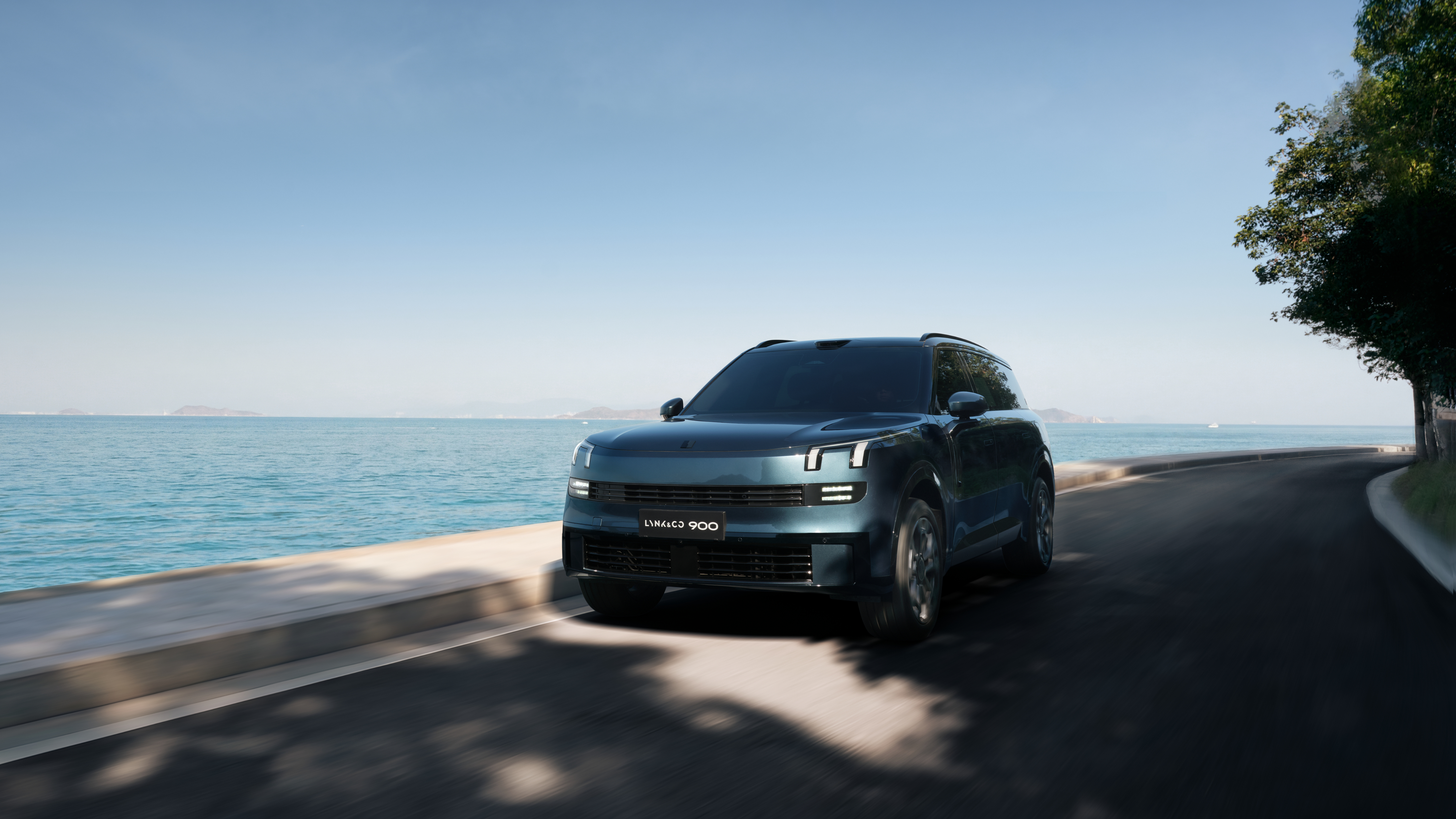 Lynk & Co 900 driving along the coast